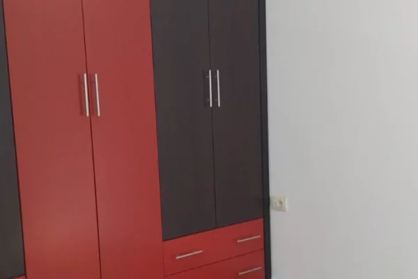 Shtepi me qera Apartament ne Tirane, 4+1, Mobilimi Pjeserisht e mobiluar, Pagesa 500  Euro.