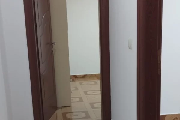 Shtepi me qera Apartament ne Tirane, 4+1, Mobilimi Pjeserisht e mobiluar, Pagesa 500  Euro.