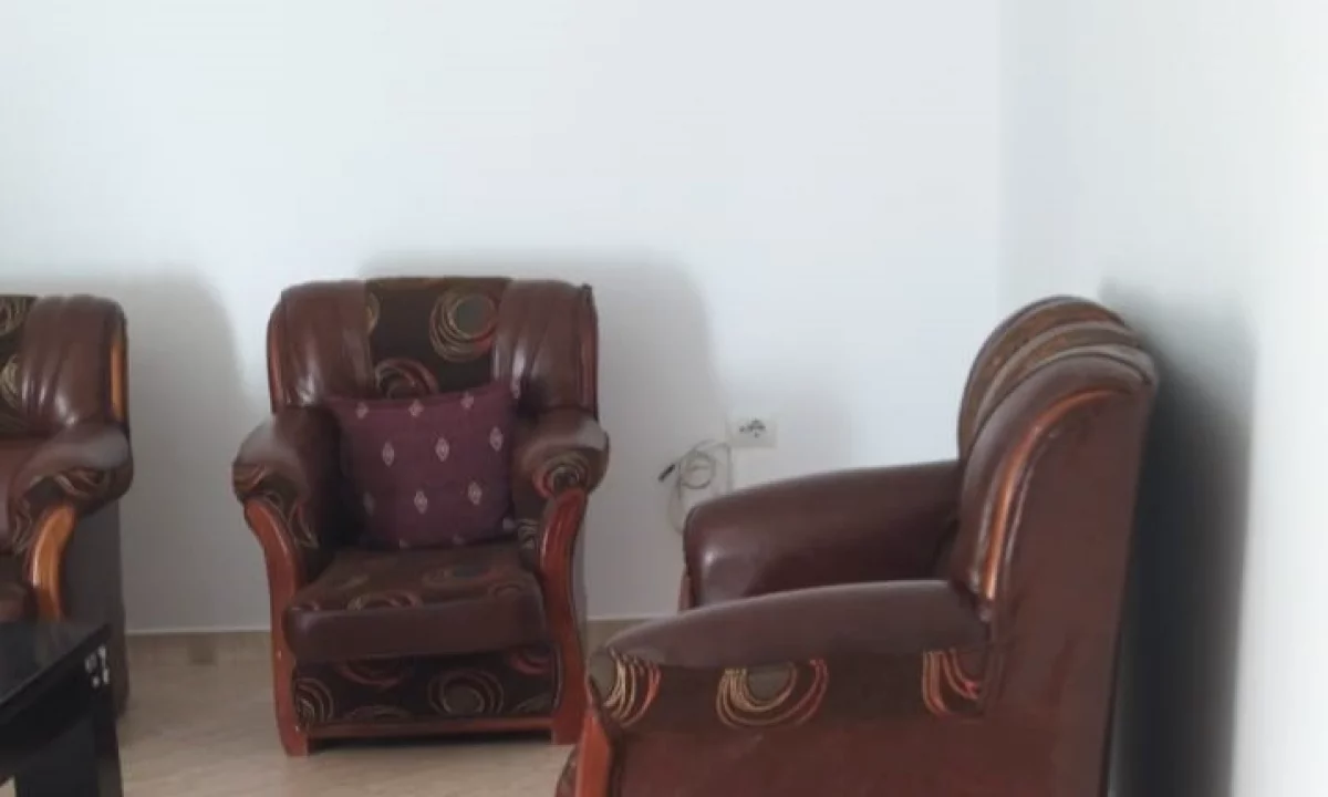 Shtepi me qera Apartament ne Tirane, 4+1, Mobilimi Pjeserisht e mobiluar, Pagesa 500  Euro.