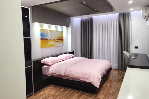 Shtepi me qera Apartament ne Tirane, 2+1, Mobilimi E mobiluar, Pagesa 1,250  Euro.