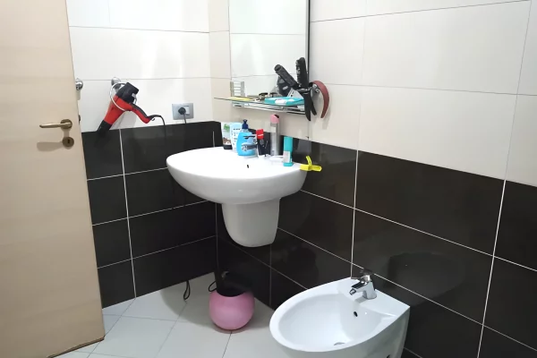 Shtepi me qera Apartament ne Tirane, 1+1, Mobilimi E mobiluar, Pagesa 430  Euro.
