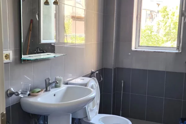 Shtepi me qera Apartament ne Tirane, 2+1, Mobilimi E mobiluar, Pagesa 400  Euro.