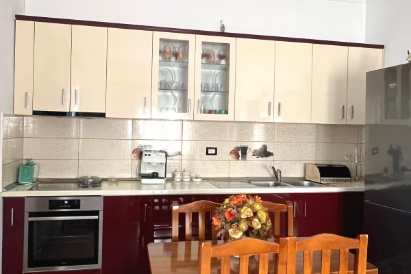 Shtepi me qera Apartament ne Tirane, 2+1, Mobilimi E mobiluar, Pagesa 500  Euro.