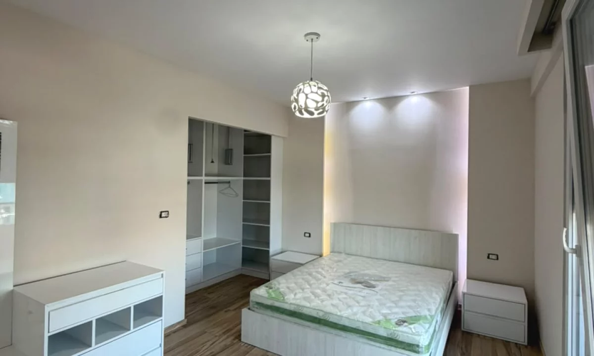 Shtepi me qera Apartament ne Tirane, 3+1, Mobilimi E mobiluar, Pagesa 450  Euro.