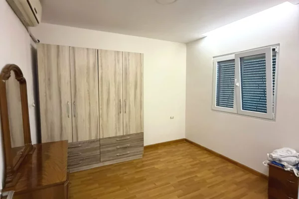 Shtepi me qera Apartament ne Tirane, 3+1, Mobilimi E mobiluar, Pagesa 450  Euro.