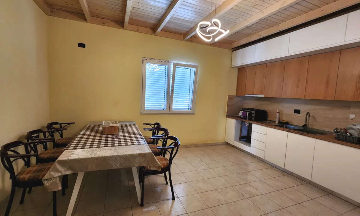 Shtepi me qera Apartament ne Tirane, 3+1, Mobilimi E mobiluar, Pagesa 650  Euro.