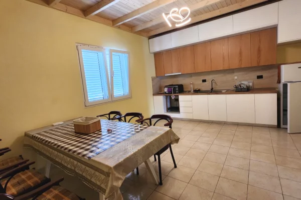 Shtepi me qera Apartament ne Tirane, 3+1, Mobilimi E mobiluar, Pagesa 650  Euro.