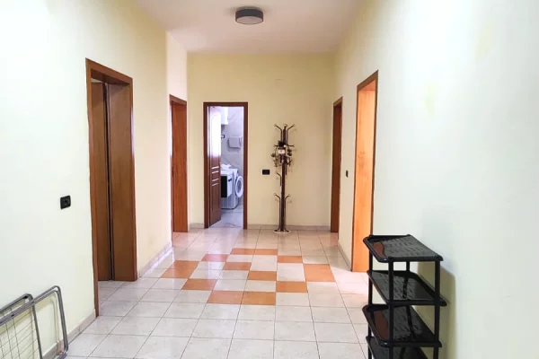 Shtepi me qera Apartament ne Tirane, 3+1, Mobilimi E mobiluar, Pagesa 650  Euro.