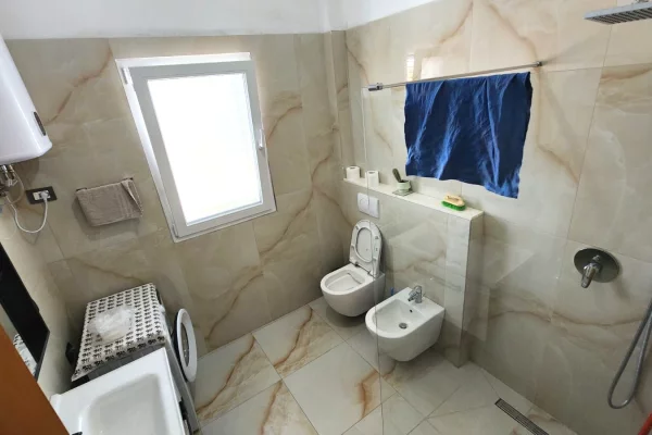 Shtepi me qera Apartament ne Tirane, 3+1, Mobilimi E mobiluar, Pagesa 650  Euro.