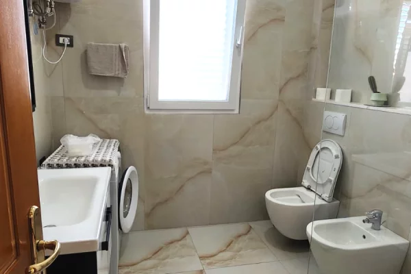 Shtepi me qera Apartament ne Tirane, 3+1, Mobilimi E mobiluar, Pagesa 650  Euro.