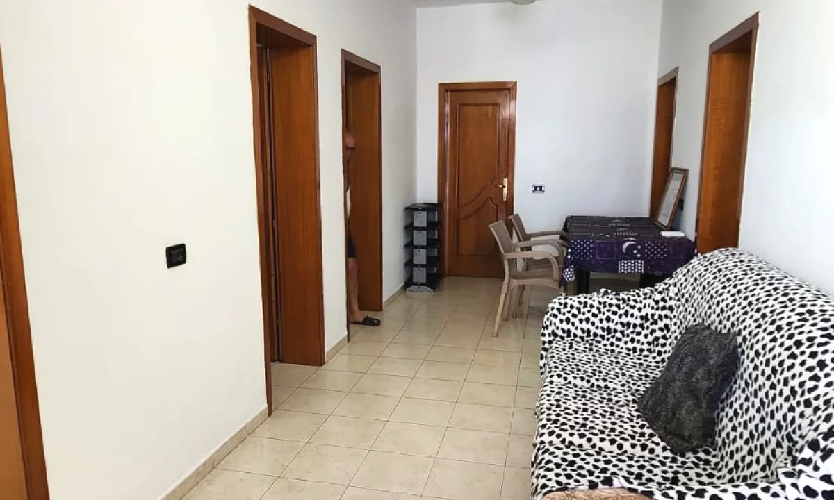 Shtepi me qera Apartament ne Tirane, 4+1, Mobilimi E mobiluar, Pagesa 550  Euro.