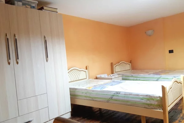 Shtepi me qera Duplex(shtepi me 2 kate) ne Tirane, 1+1, Mobilimi E mobiluar, Pagesa 400  Euro.