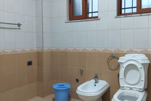 Shtepi me qera Apartament ne Tirane, 2+1, Mobilimi E mobiluar, Pagesa 400  Euro.