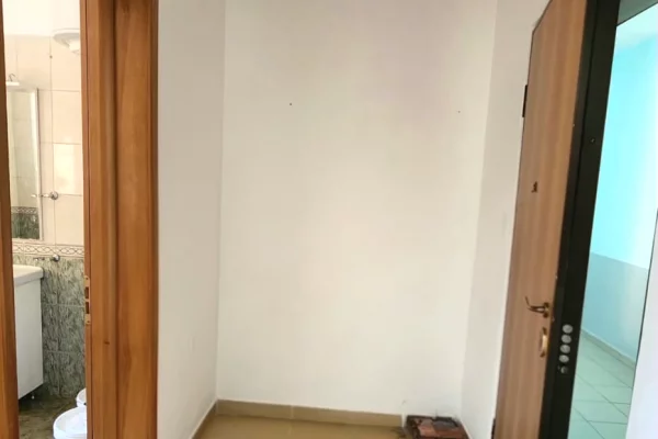 Shtepi me qera Apartament ne Tirane, 1+1, Mobilimi Bosh, pa mobiluar, Pagesa 450  Euro.