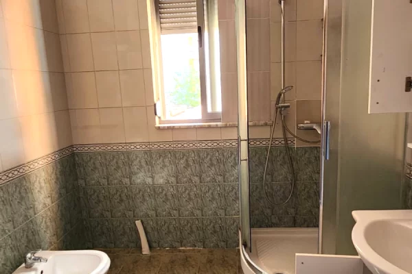 Shtepi me qera Apartament ne Tirane, 1+1, Mobilimi Bosh, pa mobiluar, Pagesa 450  Euro.