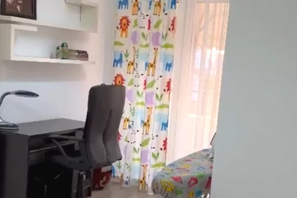 Shtepi me qera Papafingo(kati i catise) ne Tirane, 2+1, Mobilimi E mobiluar, Pagesa 900  Euro.