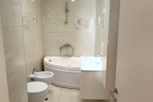 Shtepi me qera Papafingo(kati i catise) ne Tirane, 2+1, Mobilimi E mobiluar, Pagesa 900  Euro.