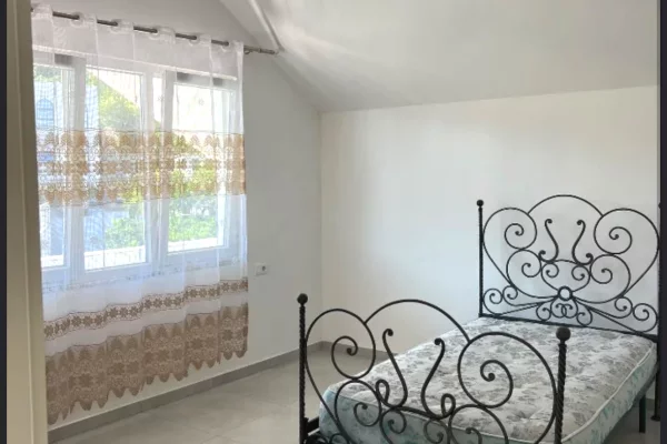 Shtepi me qera Apartament ne Tirane, 2+1, Mobilimi E mobiluar, Pagesa 400  Euro.