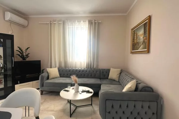 Shtepi me qera Apartament ne Tirane, 1+1, Mobilimi E mobiluar, Pagesa 700  Euro.