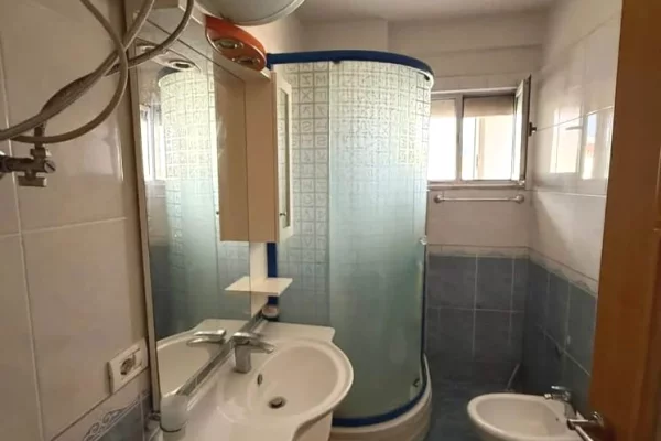 Shtepi me qera Apartament ne Tirane, 2+1, Mobilimi E mobiluar, Pagesa 650  Euro.