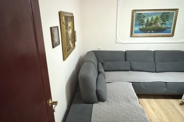 Shtepi me qera Apartament ne Tirane, 2+1, Mobilimi E mobiluar, Pagesa 550  Euro.