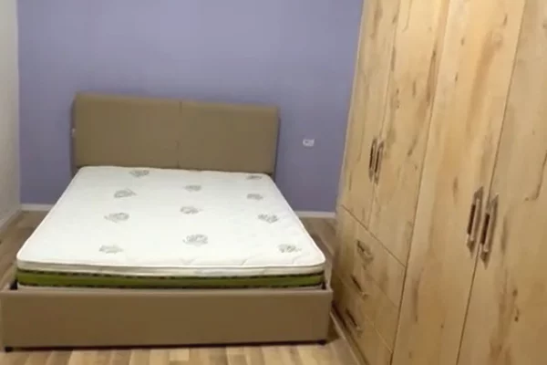 Shtepi me qera Apartament ne Tirane, 2+1, Mobilimi E mobiluar, Pagesa 550  Euro.