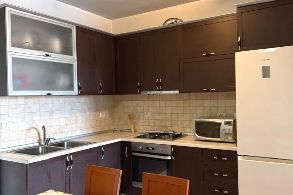 Shtepi me qera Apartament ne Tirane, 2+1, Mobilimi E mobiluar, Pagesa 600  Euro.