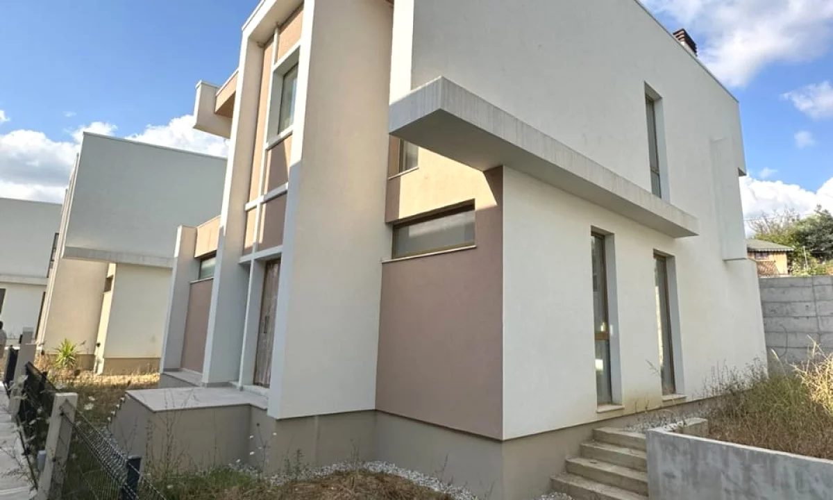Shtepi ne shitje Vila Luksoze ne Tirane, 5+1, Mobilimi Bosh, pa mobiluar, Pagesa 695,000  Euro.