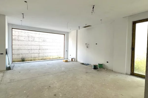 Shtepi ne shitje Vila Luksoze ne Tirane, 5+1, Mobilimi Bosh, pa mobiluar, Pagesa 695,000  Euro.