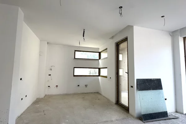 Shtepi ne shitje Vila Luksoze ne Tirane, 5+1, Mobilimi Bosh, pa mobiluar, Pagesa 695,000  Euro.