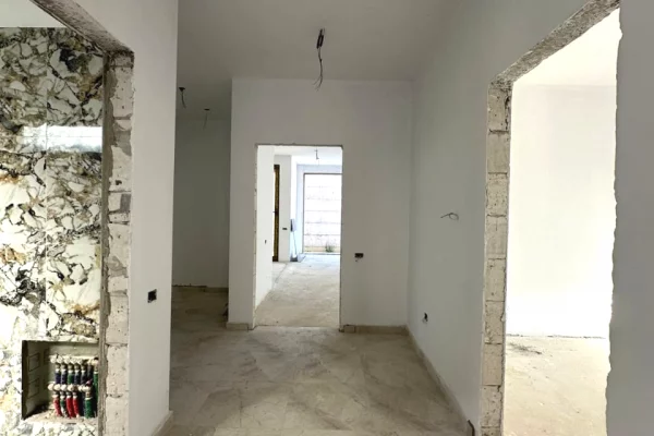 Shtepi ne shitje Vila Luksoze ne Tirane, 5+1, Mobilimi Bosh, pa mobiluar, Pagesa 695,000  Euro.
