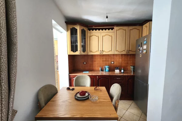 Shtepi me qera Apartament ne Tirane, 2+1, Mobilimi E mobiluar, Pagesa 500  Euro.