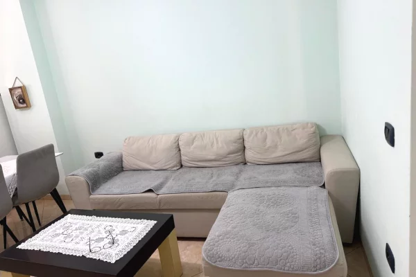 Shtepi me qera Apartament ne Tirane, 2+1, Mobilimi E mobiluar, Pagesa 500  Euro.