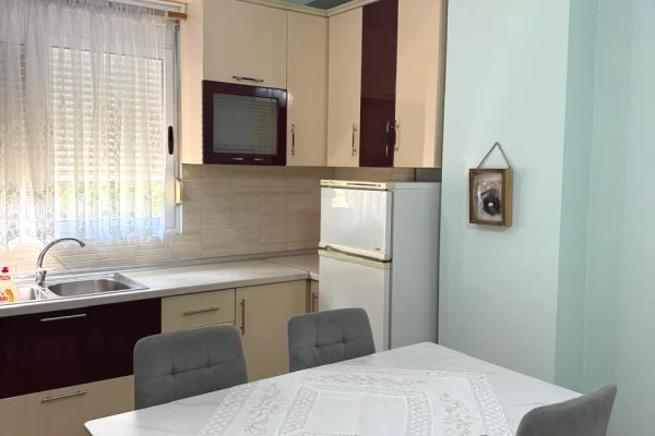Shtepi me qera Apartament ne Tirane, 2+1, Mobilimi E mobiluar, Pagesa 500  Euro.
