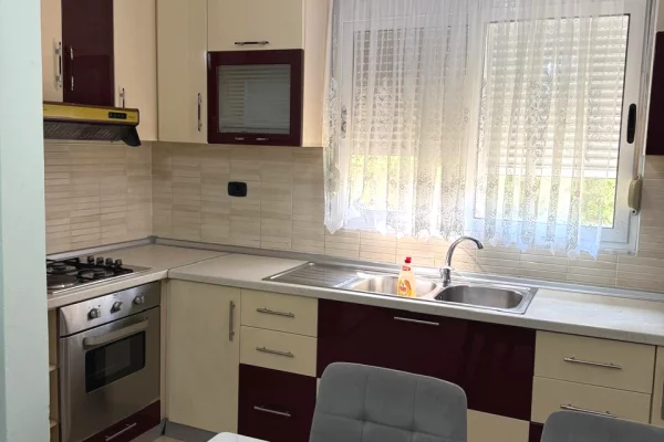 Shtepi me qera Apartament ne Tirane, 2+1, Mobilimi E mobiluar, Pagesa 500  Euro.