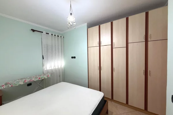 Shtepi me qera Apartament ne Tirane, 2+1, Mobilimi E mobiluar, Pagesa 500  Euro.