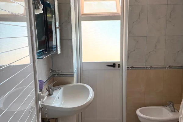 Shtepi me qera Apartament ne Tirane, 2+1, Mobilimi E mobiluar, Pagesa 500  Euro.
