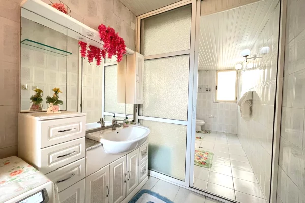 Shtepi me qera Apartament ne Tirane, 2+1, Mobilimi E mobiluar, Pagesa 500  Euro.