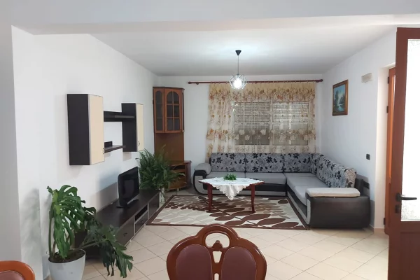  Shtëpi private 2+1 me qira – Stacioni i Trenit !