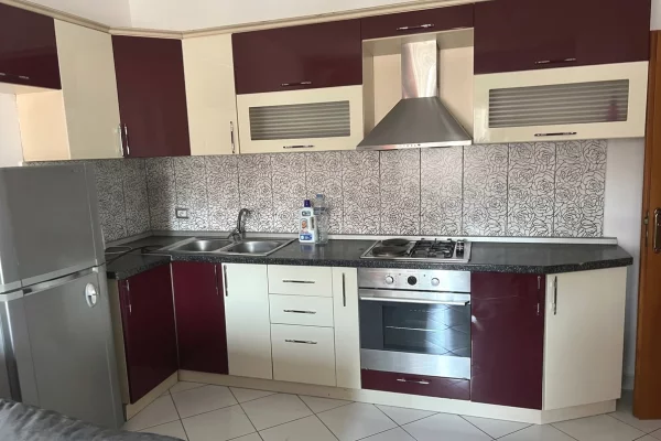 Shtepi me qera Apartament ne Tirane, 2+1, Mobilimi E mobiluar, Pagesa 500  Euro.