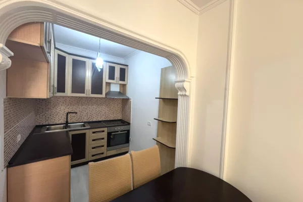 Shtepi me qera Apartament ne Tirane, 2+1, Mobilimi E mobiluar, Pagesa 650  Euro.