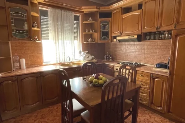 Shtepi me qera Apartament ne Tirane, 2+1, Mobilimi E mobiluar, Pagesa 550  Euro.