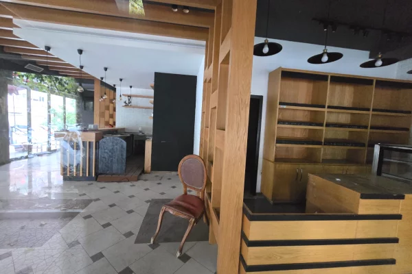 Ambient biznesi me qera 2+1 ne Tirane - 1,200 Euro
