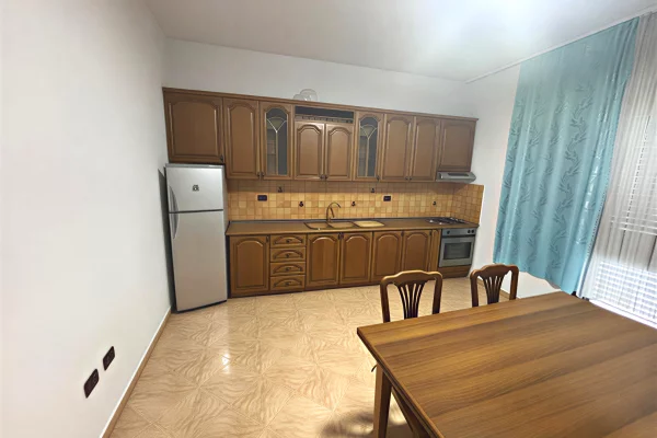 Shtepi me qera Apartament ne Tirane, 2+1, Mobilimi E mobiluar, Pagesa 500  Euro.