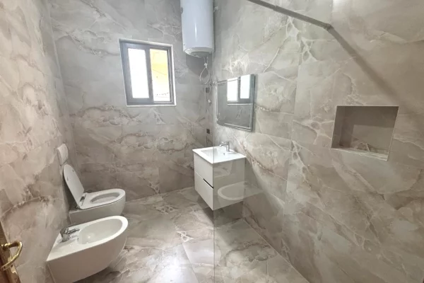 Shtepi me qera Apartament ne Tirane, 2+1, Mobilimi E mobiluar, Pagesa 500  Euro.