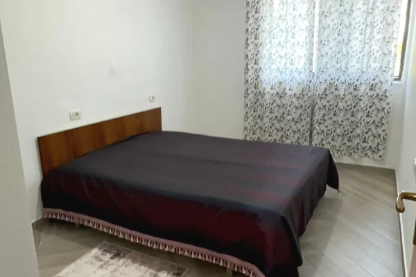 Shtepi me qera Apartament ne Tirane, 2+1, Mobilimi E mobiluar, Pagesa 300  Euro.