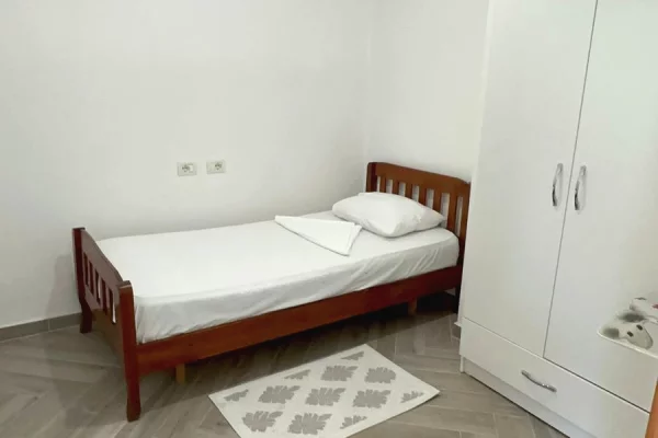 Shtepi me qera Apartament ne Tirane, 2+1, Mobilimi E mobiluar, Pagesa 300  Euro.