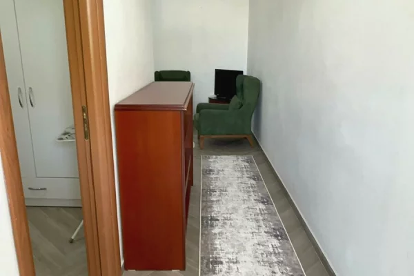 Shtepi me qera Apartament ne Tirane, 2+1, Mobilimi E mobiluar, Pagesa 300  Euro.