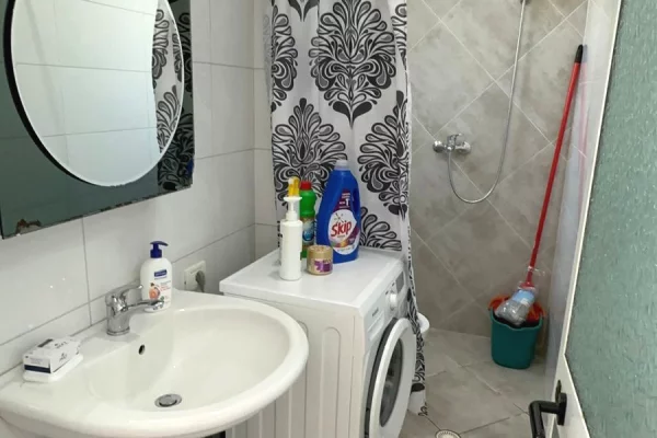 Shtepi me qera Apartament ne Tirane, 2+1, Mobilimi E mobiluar, Pagesa 300  Euro.