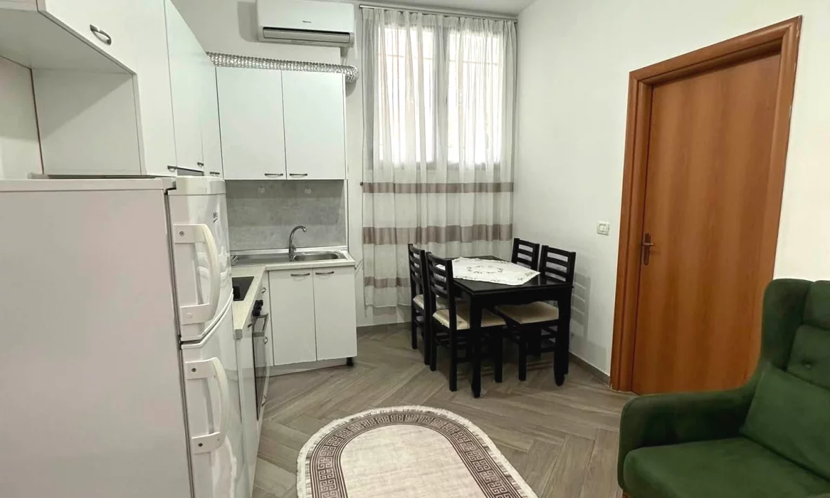 Shtepi me qera Apartament ne Tirane, 2+1, Mobilimi E mobiluar, Pagesa 300  Euro.